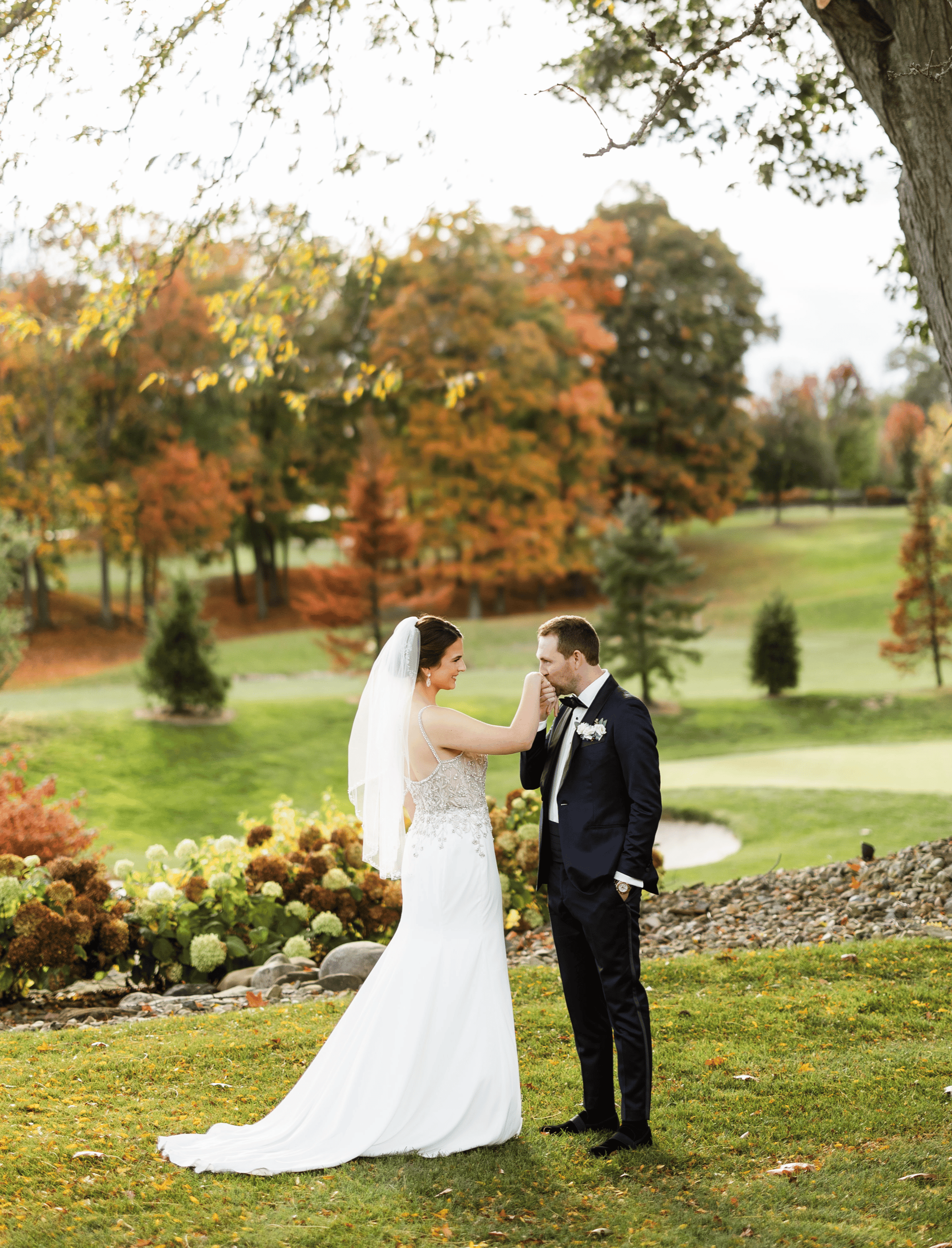 Couple-talking-in-the-autumn-scenery