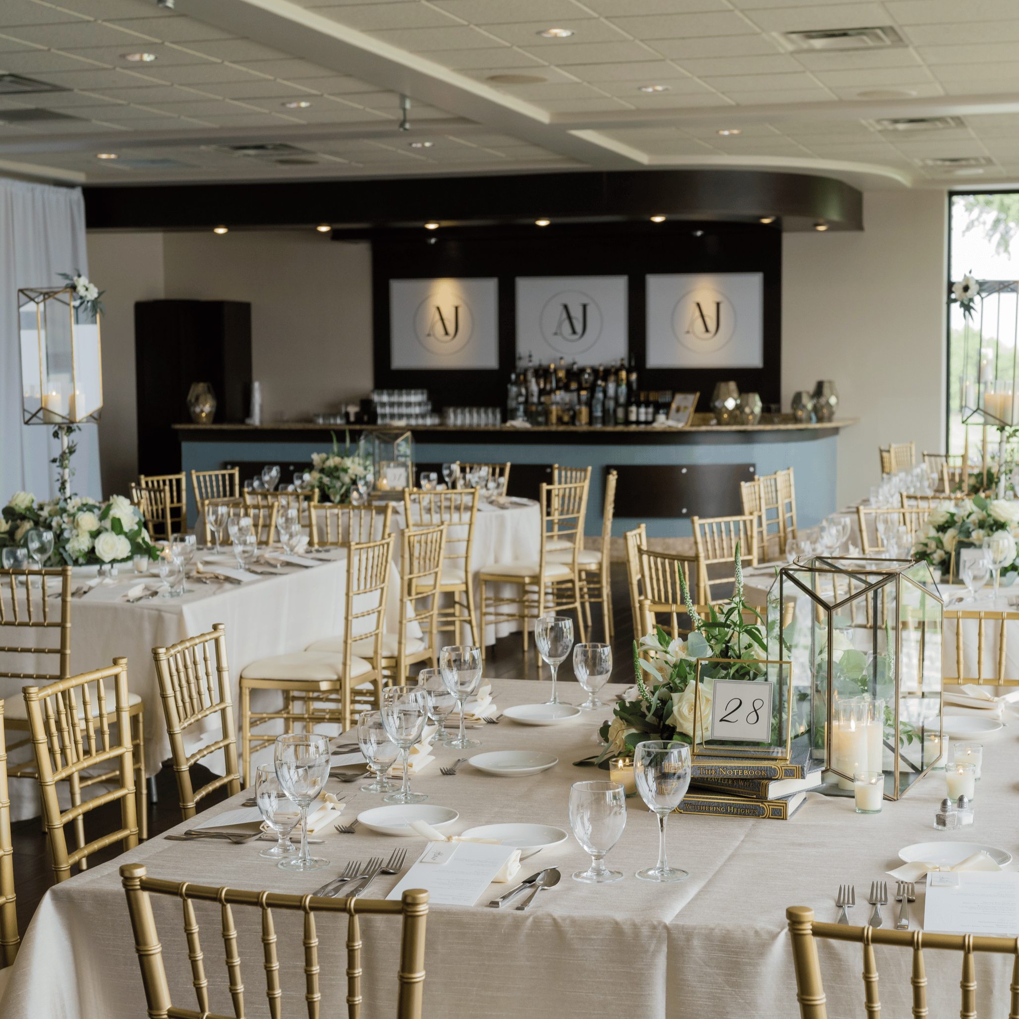 wedding-table-layout-with-bar-in-background